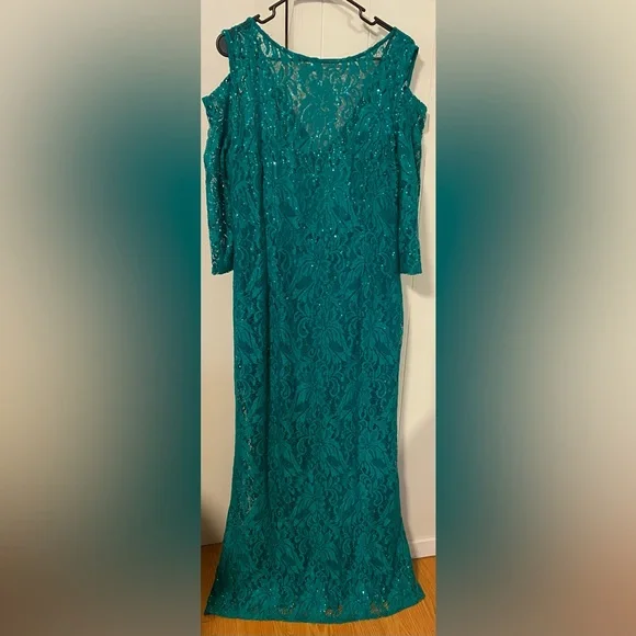 Blu Sage Green Formal Evening Gown size 16 and it’s stretches - Picture 1 of 4